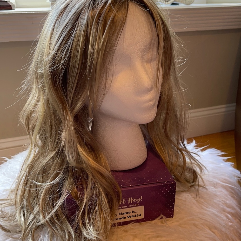 Estetica Verona synthetic wig in Blonde BRAND NEW/NEVER WORN